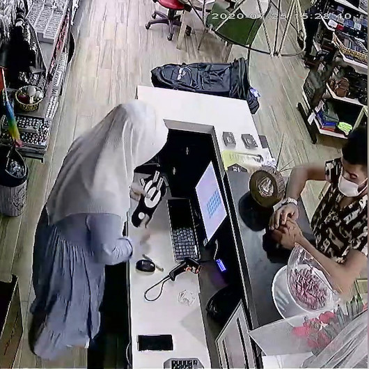 Çorap alma bahanesiyle girdiği dükkandan 10 bin liralık telefonu çaldı
