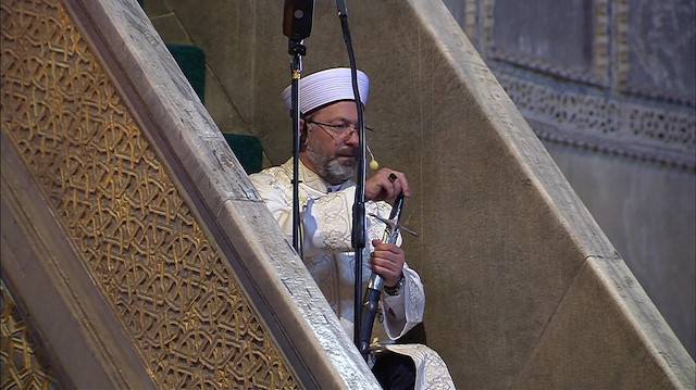 Ayasofya Camisi'ndeki ilk cuma namazında hutbeyi okumak için minbere çıkan Diyanet İşleri Başkanı Ali Erbaş elindeki kılıç ile hutbeyi okumuştu. 