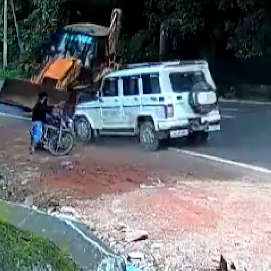 Hindistan’da yol kenarında hareketsiz duran motosikletli genç ölümden döndü