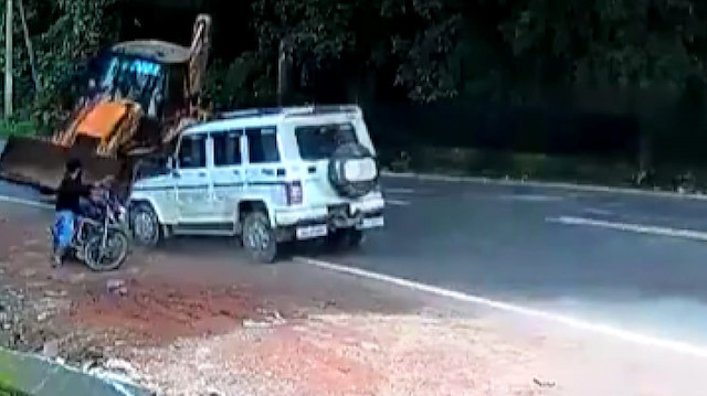 Hindistan’da yol kenarında hareketsiz duran motosikletli genç ölümden döndü
