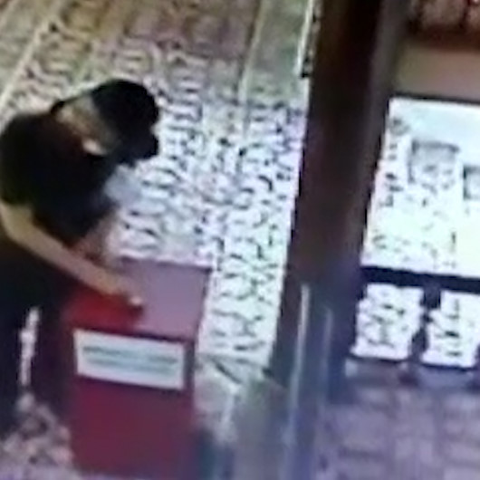 Bursada camiden akıl almaz hırsızlık kamerada