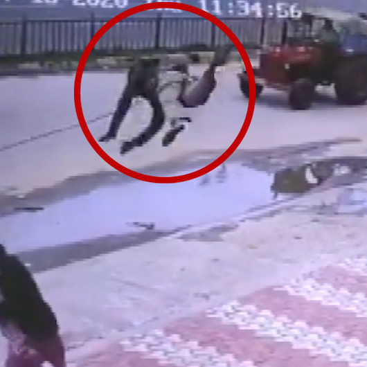 Hindistanda yaşanan akılalmaz kaza kameraya yansıdı