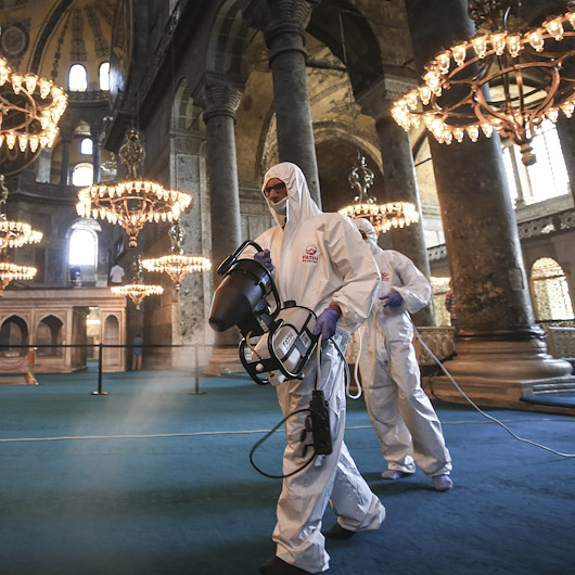 Ayasofya Camiinde bayram hazırlığı: Dezenfektan ve gül suyu ile temizlendi