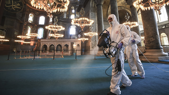 Ayasofya Camii'nde bayram hazırlığı: Dezenfektan ve gül suyu ile temizlendi