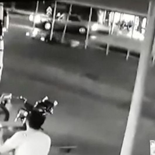 Aydında yolun karşısına geçmek isteyen kadına motosiklet çarptı
