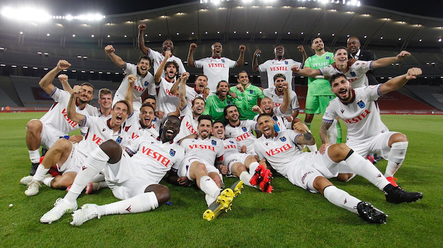Trabzonsporlu futbolcuların maç sonunda yaşadığı sevinç.