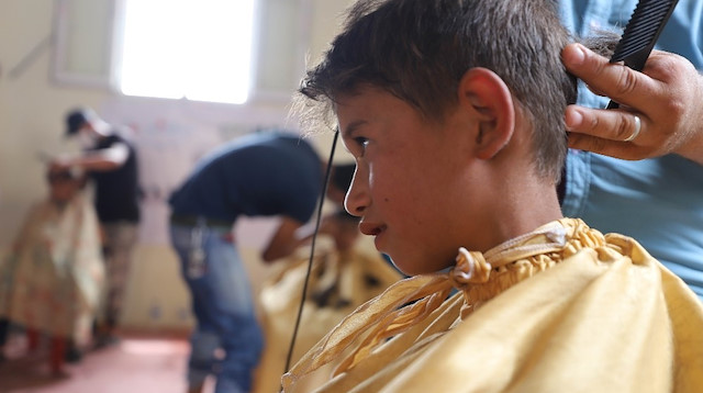 Azez kırsalındaki kamplarda bin çocuğa saç tıraşı yapıldı. 