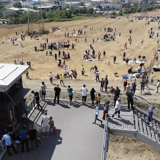 Metrobüs üst geçidinden kurban kesenleri seyrettiler