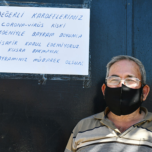 Evine gelen misafirleri kapısına astığı yazıyla geri çevirdi: Koronavirüs var, misafir kabul etmiyoruz