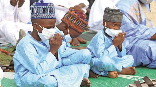 Nijerya’da, başkent Abuja’daki Nur Camii’nde bayram namazı maskelerle kılındı. Cemaatin neşesi çocuklar oldu.