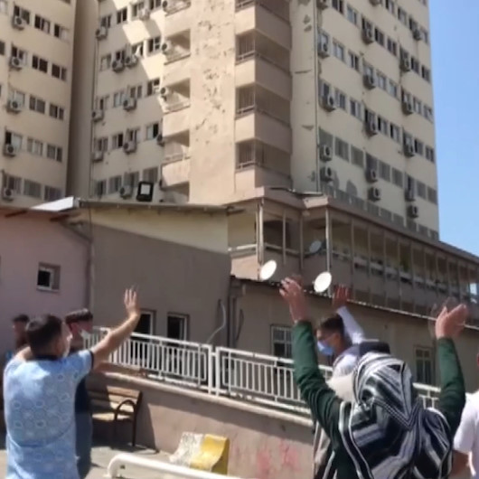 Koronavirüs tedavisi gören hastalar, yakınlarının bayramını pencereden el sallayarak kutladı
