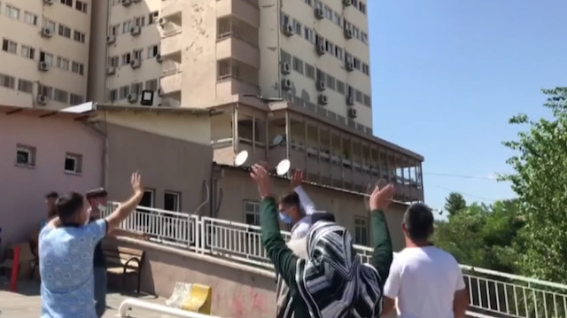 Koronavirüs tedavisi gören hastalar, yakınlarının bayramını pencereden el sallayarak kutladı