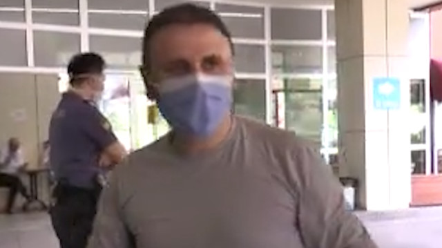 Elini sokan arıyı bıçaklamaya kalkınca hastanelik oldu