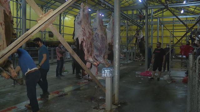 Başakşehir Kayaşehir'de İstanbul Büyükşehir Belediyesi (İBB)'ne ait kurban kesim alanında kurbanlarını kestirmek isteyen vatandaşlar kurbanlarını buraya getirdi.