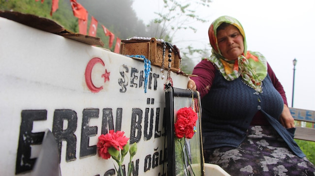 Şehit Eren Bülbül'ün annesi Ayşe Bülbül, oğlunun mezarı başında.