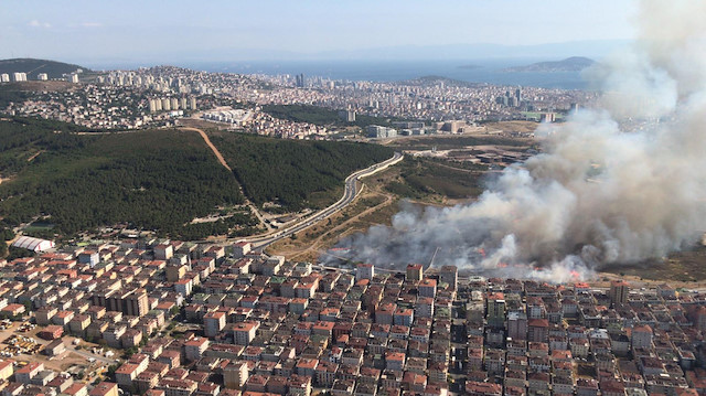 Yangına müdahale ediliyor.