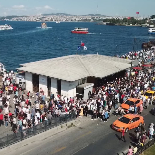 Eminönü İskelesi tıklım tıklım: Korkutan kalabalık havadan görüntülendi