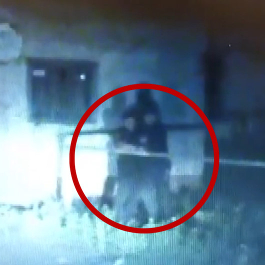 El bombasıyla polisi rehin alan saldırganı keskin nişancılar etkisiz hale getirdi