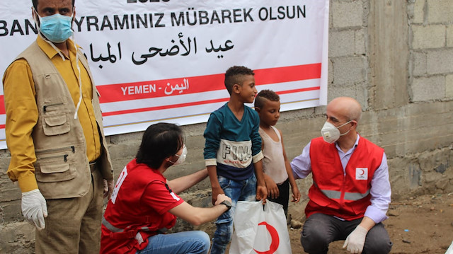 "الهلال الأحمر" التركي تشرع في توزيع لحوم الأضاحي باليمن