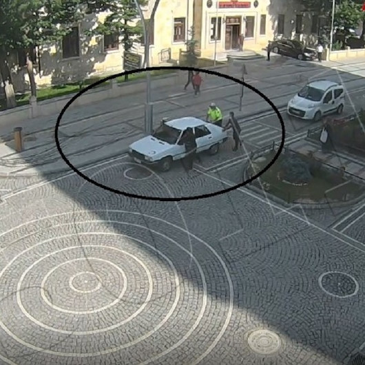 Aracı arıza yapan sürücünün yardımına polis memuru yetişti