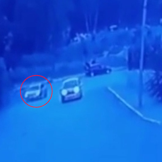 Yanlışlıkla geri vitese taktı, toprak alana uçtu