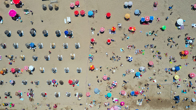 Vatandaşlar sıcak havanın etkisiyle bayramı sahillerde geçiriyor.