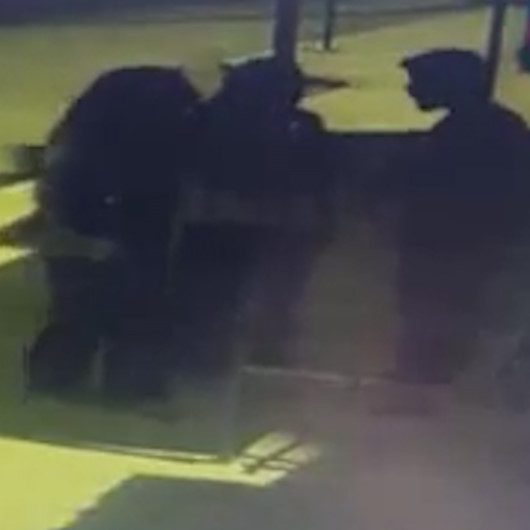 Tartıştığı eşine kafa atan saldırgan kamerada