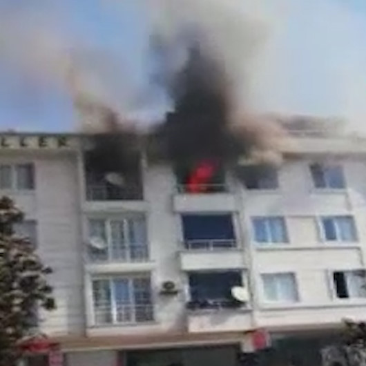 Esenyurt’ta 4 katlı binada çıkan yangında mahsur kalan kişiler vatandaşlar tarafından kurtarıldı