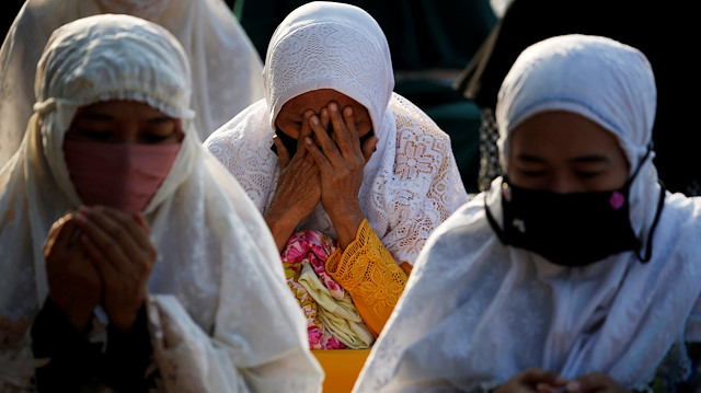 Indonesian Muslim women offer Eid al-Adha prayers on the street in Jakarta, during the outbreak of the coronavirus disease (COVID-19) in Indonesia, July 31, 2020. REUTERS/Willy Kurniawan TPX IMAGES OF THE DAY

