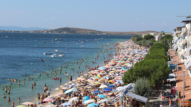 Avşa Adası'ndaki plajlarda adım atacak yer kalmadı.