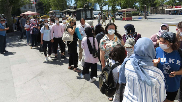 Kurban Bayramı'nı İstanbul'da geçiren vatandaşlar  bayramın son gününde Adalar’a gitmek isteyen vatandaşlar iskelelerde yoğunluk oluşturdu.