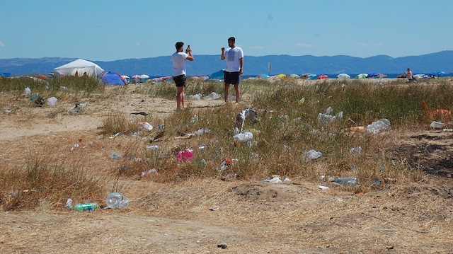 Saros Körfezi’ne gelen tatilcilerden geriye sahil boyunca uzanan çöpler kaldı. 