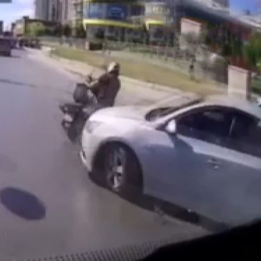 Halk otobüsünün kaza yapan motosiklet sürücüsünü ezmemek için refüje çıktığı anlar kamerada