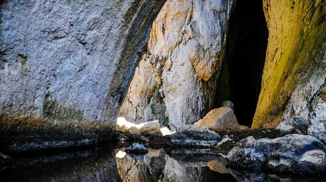 Çift katlı mağaraya Eskişehir’den giren Bolu’dan Bolu'nda giren de Eskişehir’den çıkıyor.