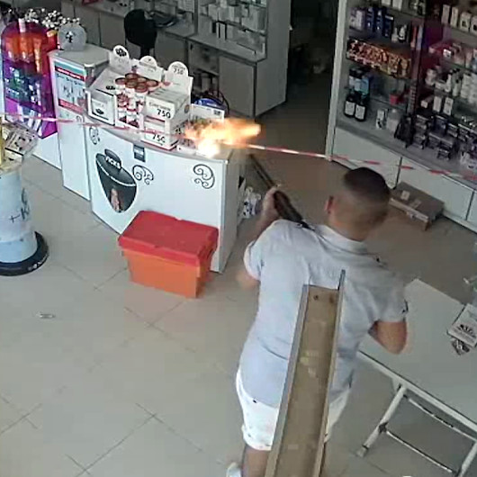 Antalyada eczaneye pompalı tüfekle saldırı anı kamerada