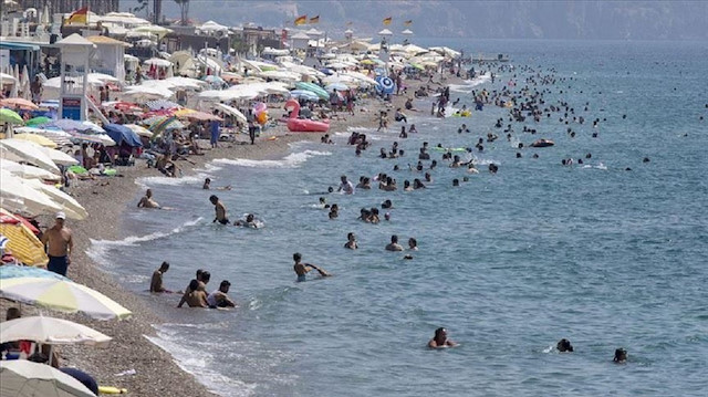 تركيا: سواحل "أنطاليا" تفيض بالسياح خلال عطلة العيد