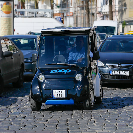 Güneş enerjisiyle şarj oluyor ve mobil uygulamayla kapısı açılıyor: Elektrikli mini araç yollara çıkacak