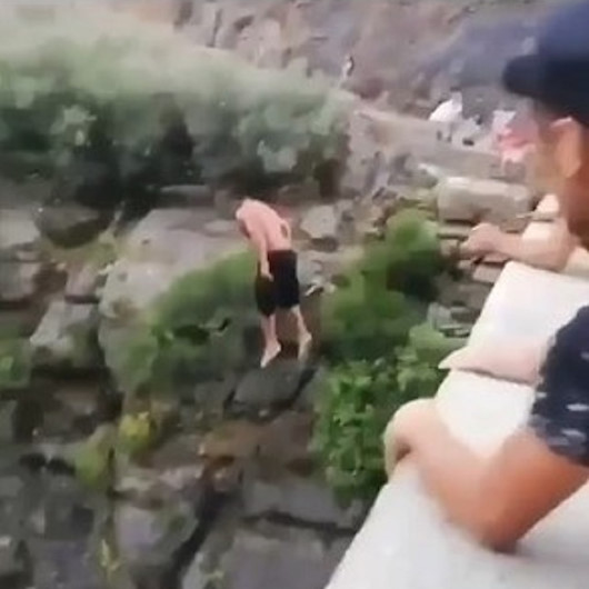 Antalyada 24 metre yükseklikten suya atlayan genç, yürekleri ağza getirdi