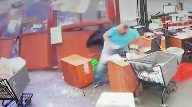 Beyrut'taki patlamada şok dalgasının gücü bir iş yerinin altını üstüne getirdi