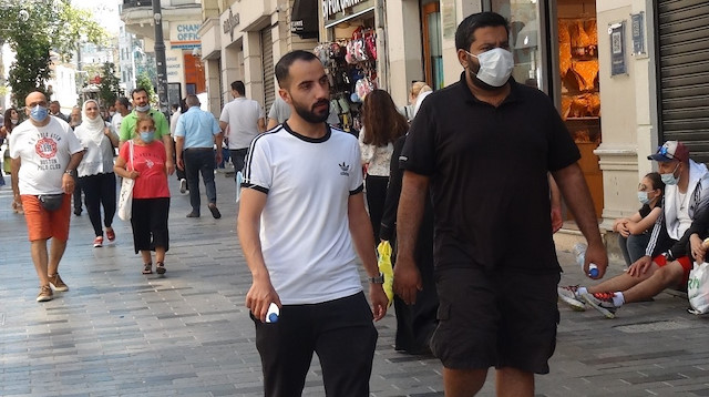 Vatandaşların maskeyi uygun şekilde takmadığı görüldü.