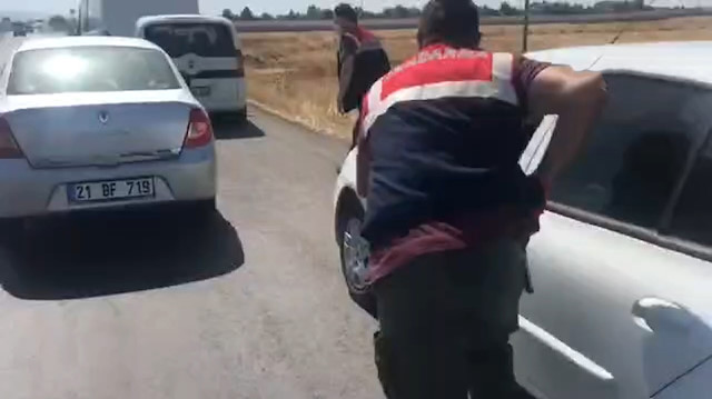 Diyarbakır’da tarihi eser kaçakçılarına jandarma baskını kamerada: 48 tarihi eser ele geçirildi