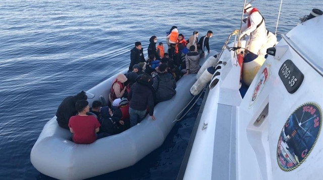 İzmir açıklarında sürüklenen bottan kurtarılan sığınmacılar. 