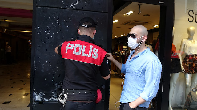 İstanbul Beşiktaş'ta polis ekipleri koronavirüs denetimi yaptı. 