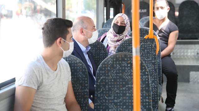 Bakan Soylu, halk otobüsündeki vatandaşlarla sohbet etti.