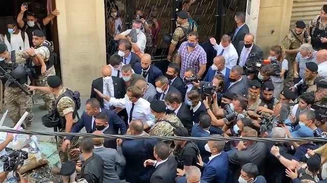 Fransa Cumhurbaşkanı Macron harabeye dönen Beyrut sokaklarında