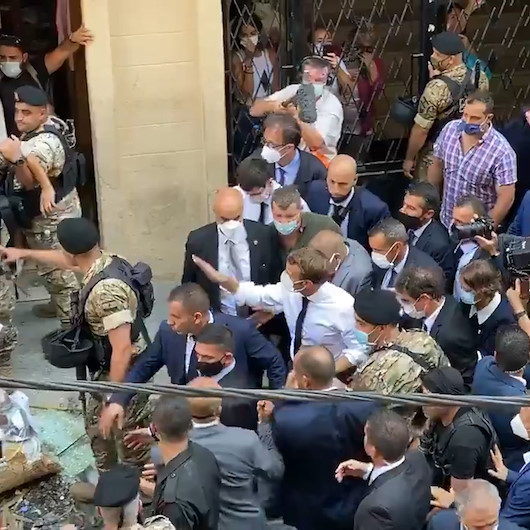 Fransa Cumhurbaşkanı Macron harabeye dönen Beyrut sokaklarında