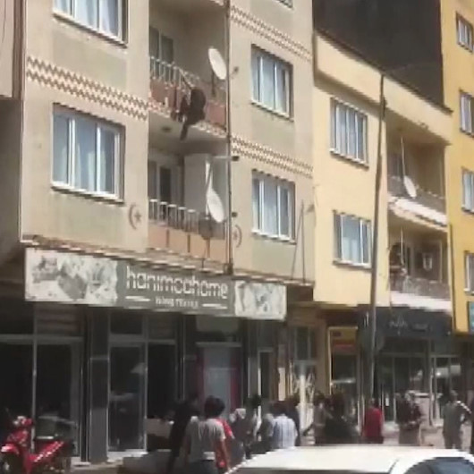 Balkondan atlayan kadın ölümden döndü: Çevredekilerin kaldırıma koyduğu yatak hayatını kurtardı
