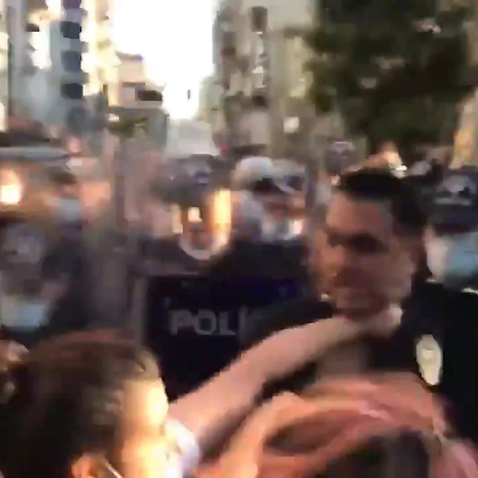 İstanbul Sözleşmesi eyleminde kadın eylemciler polisin boğazını sıkıp hakaretler savurdu