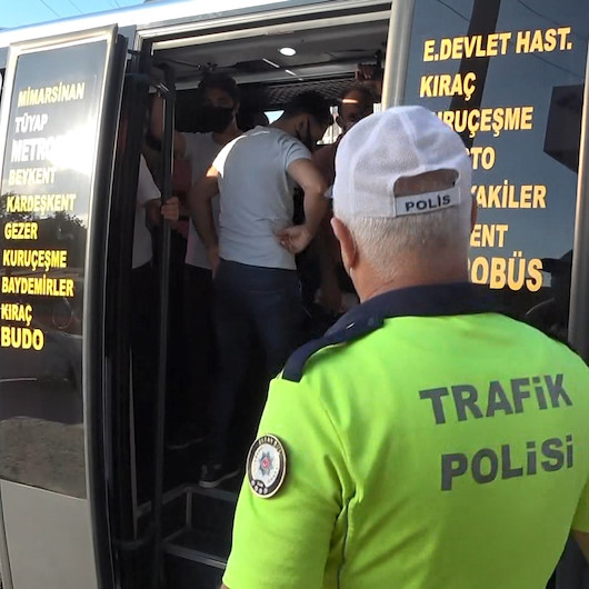 Tüm uyarılara rağmen yine aynı manzara: Esenturtta balık istifi minibüs polisi bile şoke etti