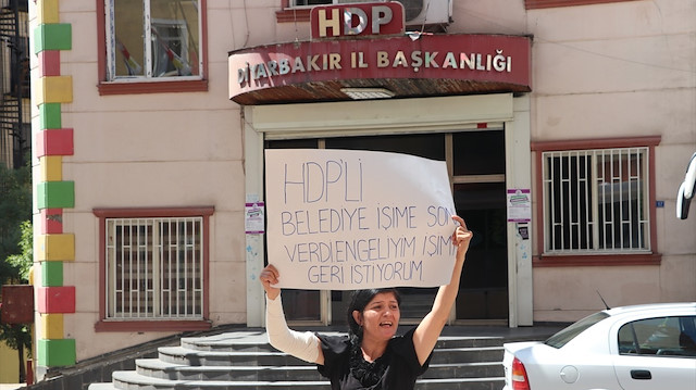 Gülistan Can, işten çıkarıldıktan sonra HDP il binası önünde eylem yapmıştı.